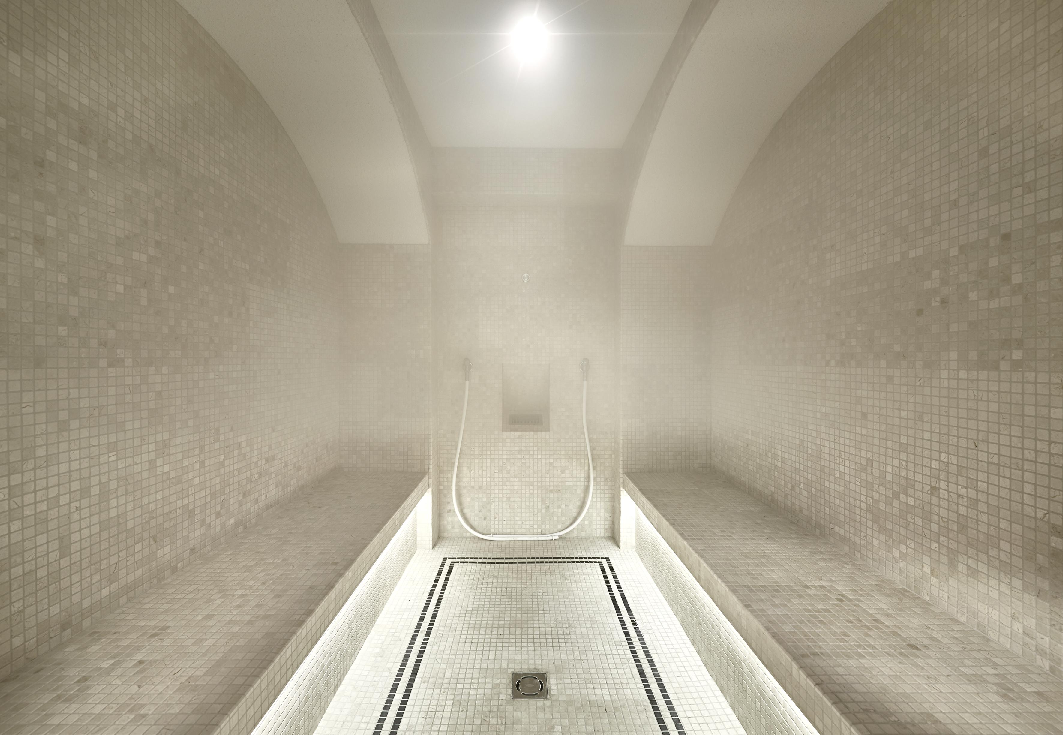 Hotel Sacher Залцбург Екстериор снимка A modern steam bath