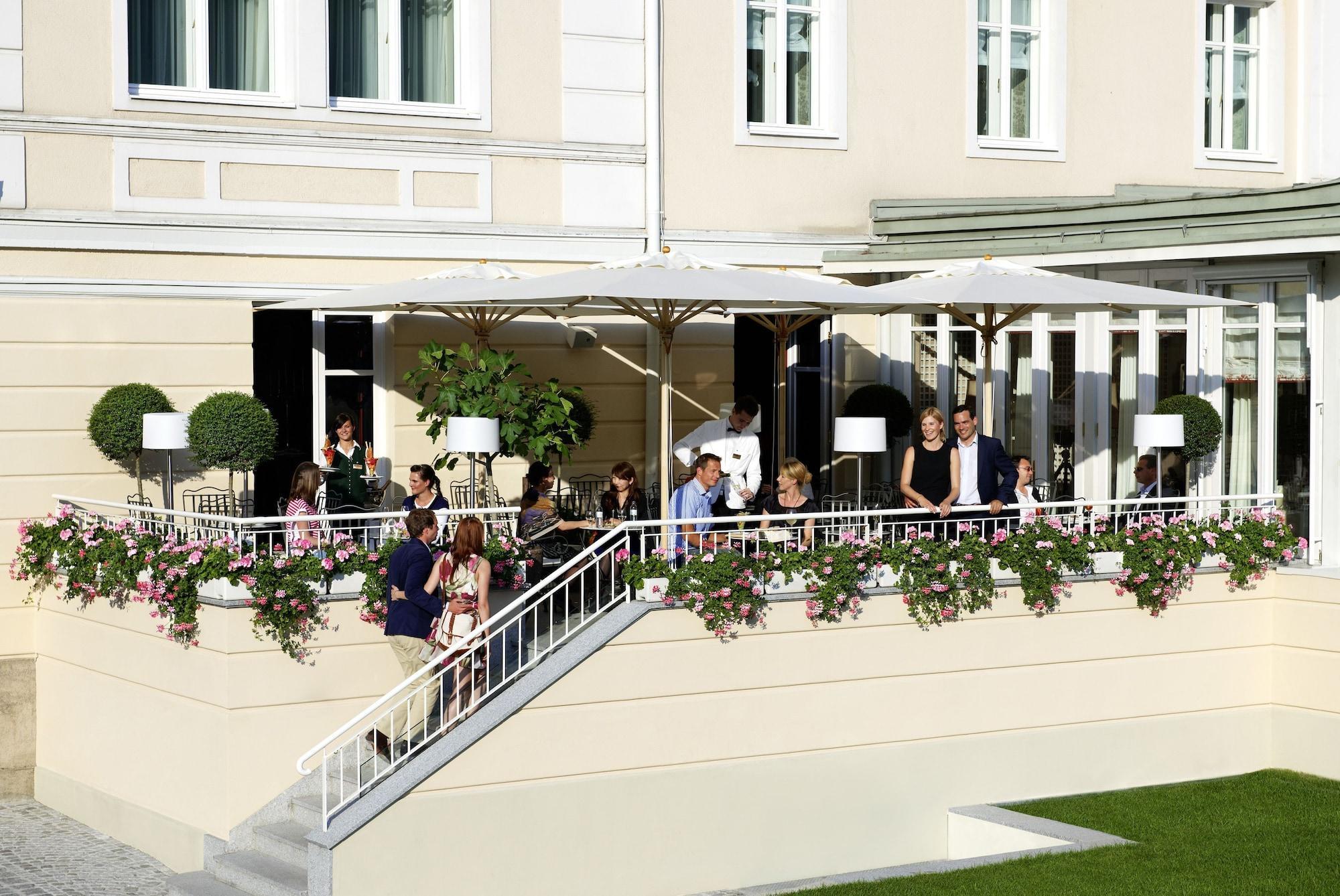 Hotel Sacher Залцбург Екстериор снимка The terrace of the Café Prückel