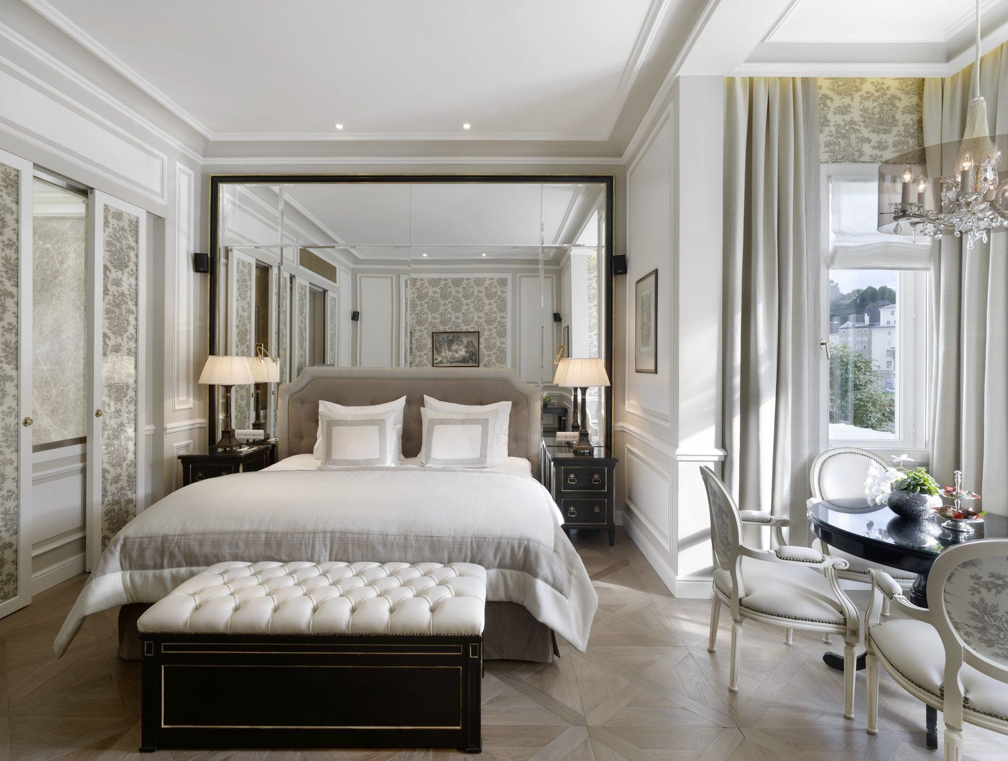 Hotel Sacher Залцбург Стая снимка A bedroom at the Mandarin Oriental, Paris
